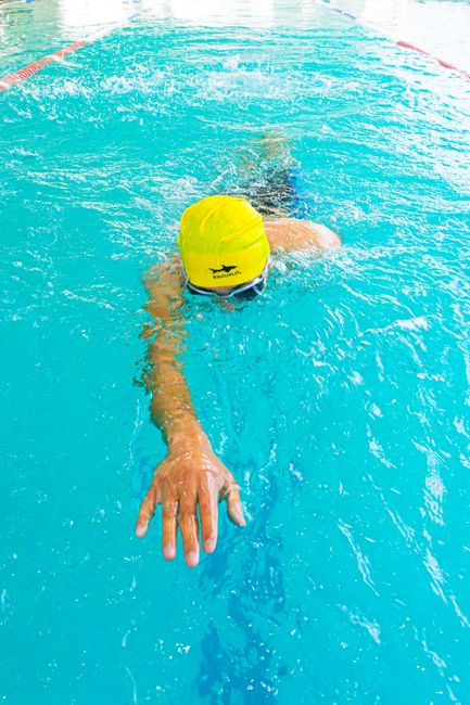 Sinking hips in freestyle