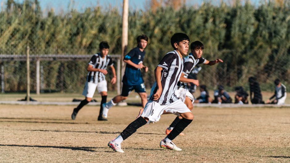 Girls Flag Football Booms, Tennessee Heat Halts Practices, Youth Sports Costs Soar, AI Wearables Debated: 14 Must-Know Youth Sports Stories (September 20, 2026) 1 youth sports - Energetic youth soccer game capturing young players in action on the field.
