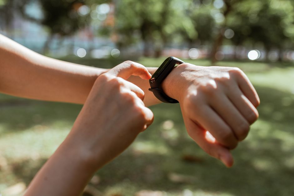Girls Flag Football Booms, Tennessee Heat Halts Practices, Youth Sports Costs Soar, AI Wearables Debated: 14 Must-Know Youth Sports Stories (September 20, 2026) 2 youth sports - Crop faceless slim female tapping on fitness bracelet screen while training time in sunny summer park